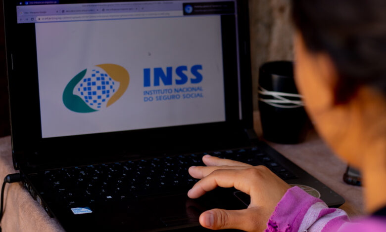 Benefício do INSS para quem adota: saiba os critérios para solicitar